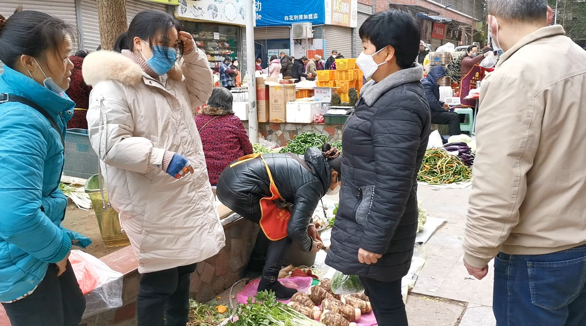 王二妹一大早去卖菜, ...